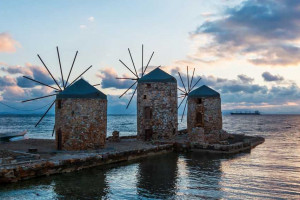 Coucher du soleil sur quatre moulins et la mer de l'île de Chios