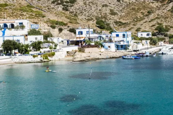 Vue d'une crique de l'île d'Agathonissi dans l'archipel du Dodécanèse