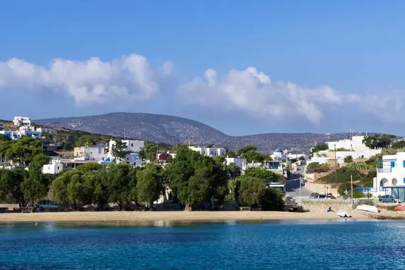 Maisons blanches sur la plage à Iraklia dans les Cyclades