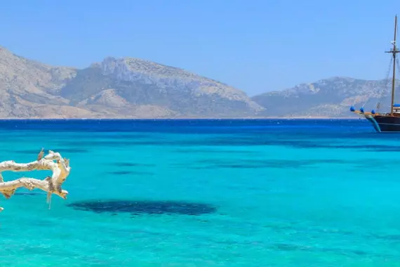 La mer de Koufonissi où un voilier navigue sur les flots des Cyclades