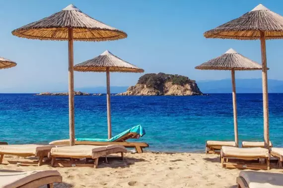 Île de Skiathos: plage avec des parasols et des transats